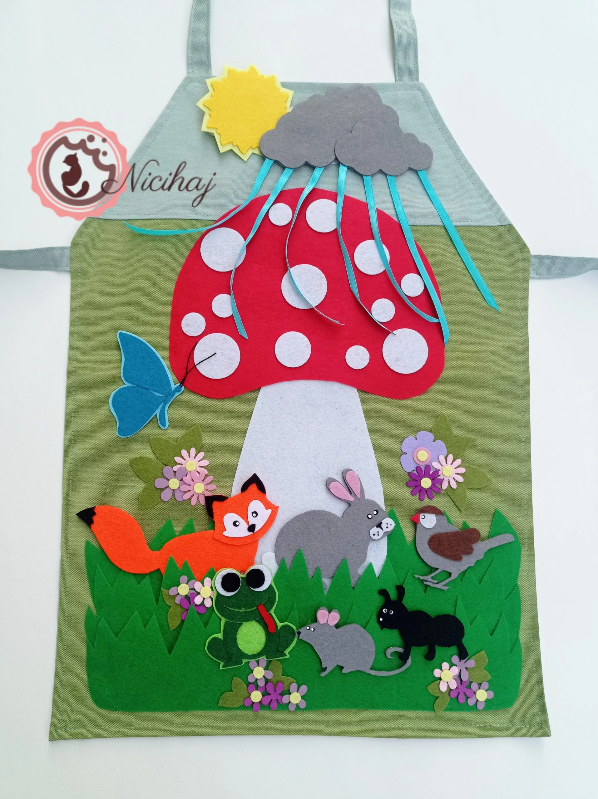 A gomba alatt mesekötény